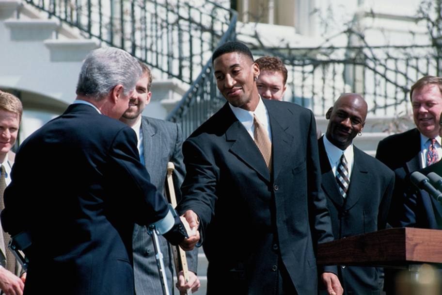 La stretta di mano con il presidente Bill Clinton alla Casa Bianca il 3 aprile 1997: i Bulls erano in visita per celebrare il titolo vinto l&#39;anno prima
